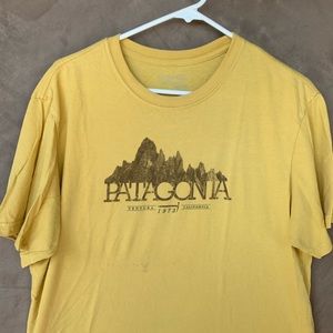 Happy yellow Patagonia tee-shirt